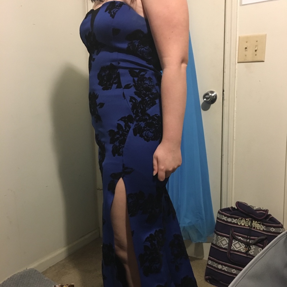 Dresses - Picture 4 of 8